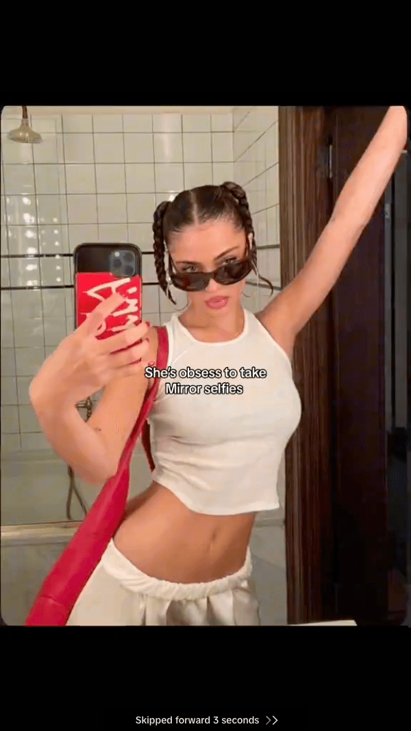 She's obsess to take Mirror selfies_2