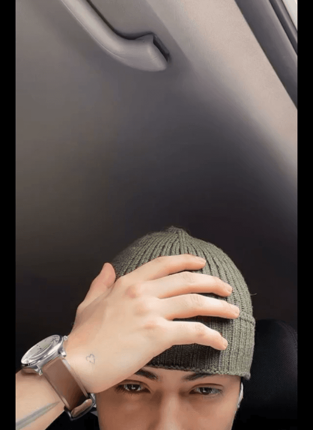 Beanie Peek-a-Boo๐งข